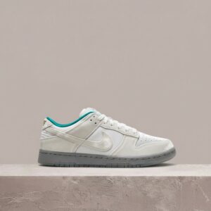 Dunk Low Ice od Nike, satyna, haftowane dzieci na śniegu, klasyczna sylwetka, unisex DO2326-001
