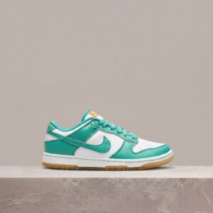 Dunk Low Teal Zeal, Nike, damska kolorówka z lipca 2022, teal i biel, pomarańczowa zawieszka języka, gum sole DV2190-100