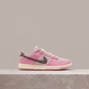 Nike Dunk Low LX Barbie, drop różowo-szary, zamsz, brokat, zawieszka N, sylwetka unisex, FN8927-621
