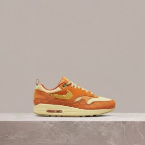 Nike Air Max 1 PRM, kolorystyka Somos Familia, damskie, pomarańcz z beżem, haftowany motyl na pięcie, DZ5352-847