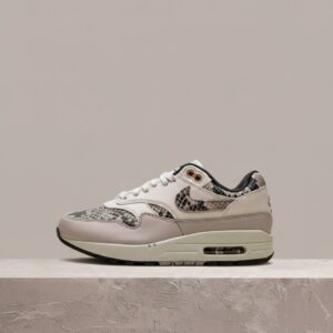 Air Max 1 Snakeskin Light Orewood Brown, sylwetka Nike, unisex, beżowy wielokolorowy, snakeskin print, widoczny Air w pięcie HF5338-100