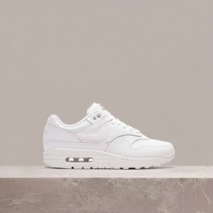 Sneakersy Nike Air Max 1 Prem White Snakeskin, unisex, biała skóra, wężowa faktura, kultowa sylwetka, Max Air w pięcie, HV1211-100