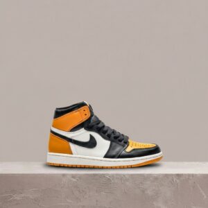 Jordan 1 High OG Yellow Toe, sylwetka unisex, żółto czarna kolorystyka, drop 2022, skóra, taxi vibe 555088-711