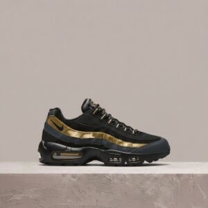 Nike Air Max 95 Premium, czarno-złoty colorway, drop 2016, męska sylwetka, widoczny Max Air, siatka i zamsz 538416-007