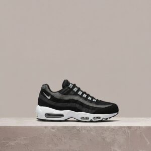 Nike Air Max 95 Black Pure Platinum, czarno-szara sylwetka, zamsz i siatka, widoczny Max Air, unisex, DM0011-009