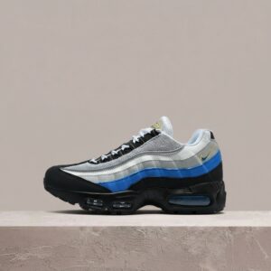 Air Max 95 Big Bubble, biało niebieska kolorówka, męska sylwetka Nike, widoczny Max Air, drop sneakers IU7544-100