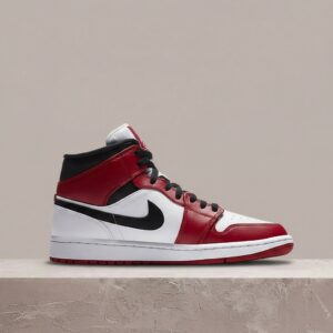 Air Jordan 1 Mid Chicago, kultowa sylwetka, czerwono-biała kolorówka, skóra, unisex, drop 2020, 554724-173