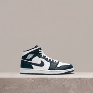 Jordan 1 Mid Obsidian White, retro sylwetka, gold Jumpman detale, skóra, unisex sneakersy, 554724-174