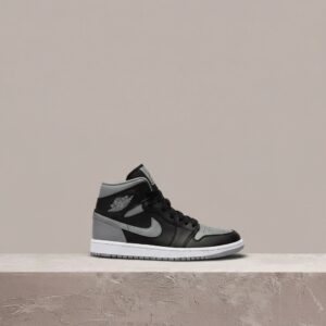 Jordan 1 Mid, kolorystyka Shadow, czarna sylwetka, Wings na boku, custom traction, unisex, drop 2022, BQ6472-007
